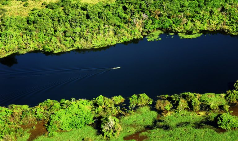 Meio Ambiente - Amazônia - bioma amazônico florestas rios natureza tropical barcos transporte fluvial riberirinhos