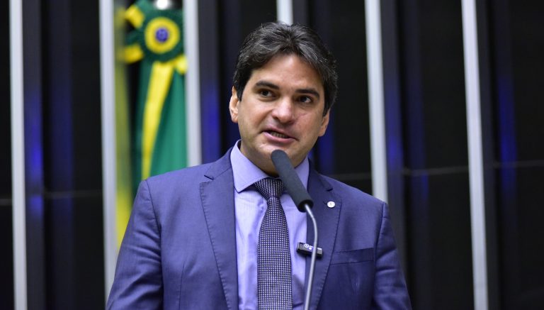 Deputado Murilo Galdino discursa no plenário