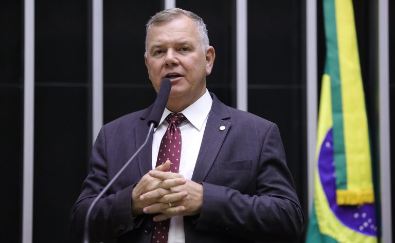 Deputado Lucio Mosquini fala ao microfone