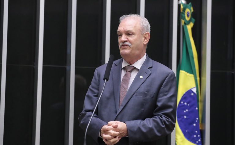 Deputado Geraldo Resende fala ao microfone