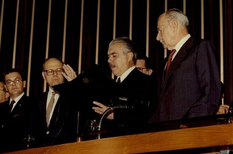 José Sarney presta juramento em sessão do Congresso de 15 de março de 1985