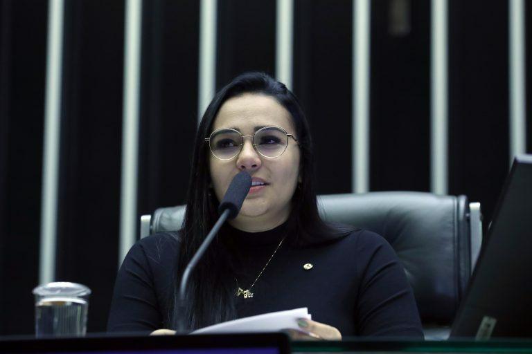 Deputada Dayany Bittencourt fala ao microfone