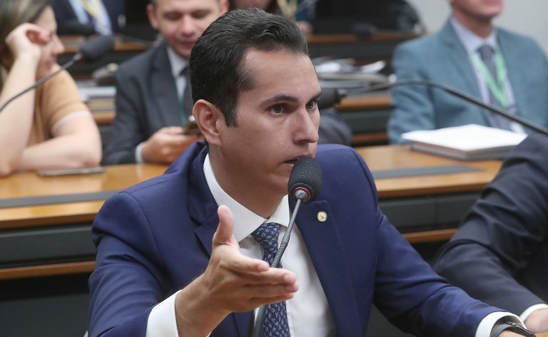 Esclarecimentos sobre discurso de que “Pretensos adversários da democracia e da República não terão um dia de paz”. Dep. Domingos Neto (PSD - CE)