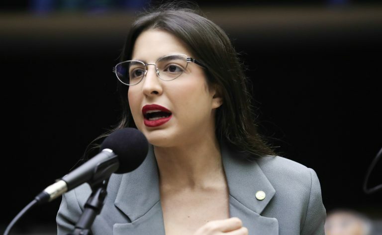 Deputada Amanda Gentil fala ao microfone