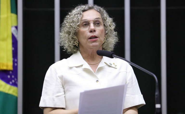 Deputada Ana Paula Lima fala ao microfone