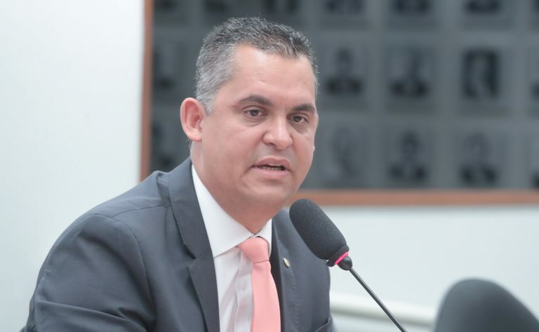 Deputado Gilson Daniel fala ao microfone