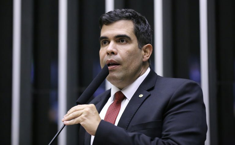 Deputado Ricardo Ayres fala ao microfone