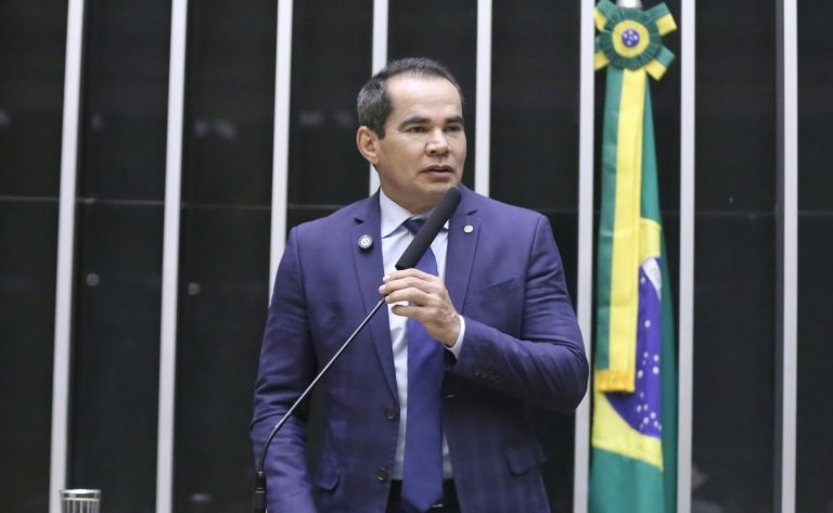 Deputado Defensor Stélio Dener fala ao microfone