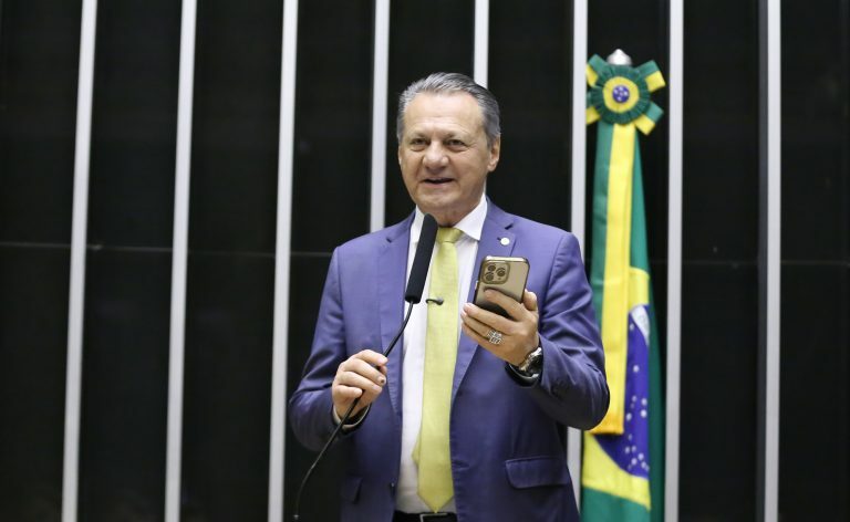 Deputado Giovani Cherini fala ao microfone