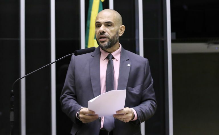 Deputado Sargento Portugal fala ao microfone