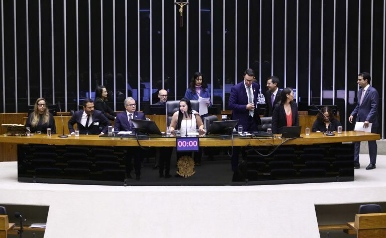 Pessoas sentadas à mesa