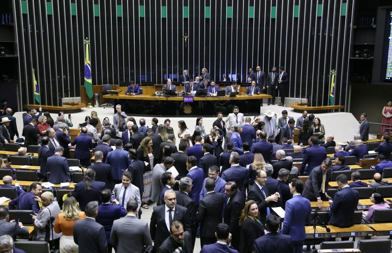Discussão e Votação de Propostas Legislativas.
