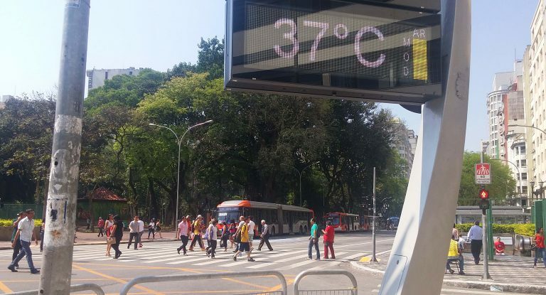 Termômetro de rua marcando 37 graus