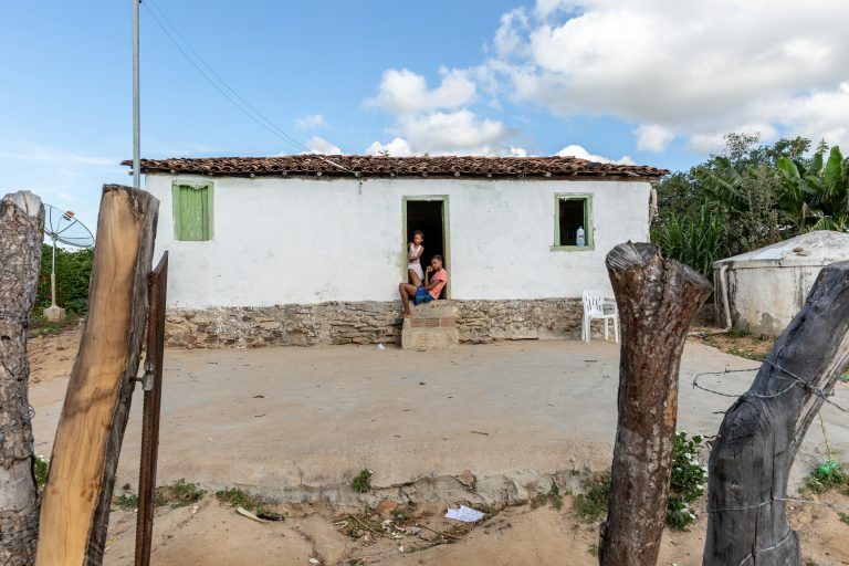 Direitos humanos - quilombos - quilombolas - Crianças à porta de suas casas em uma comunidade quilombola