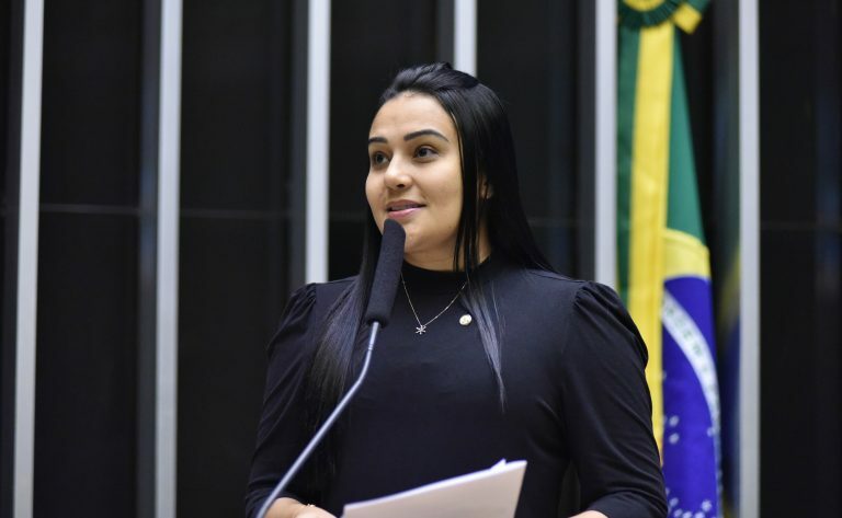 Deputada Dayany Bittencourt fala ao microfone