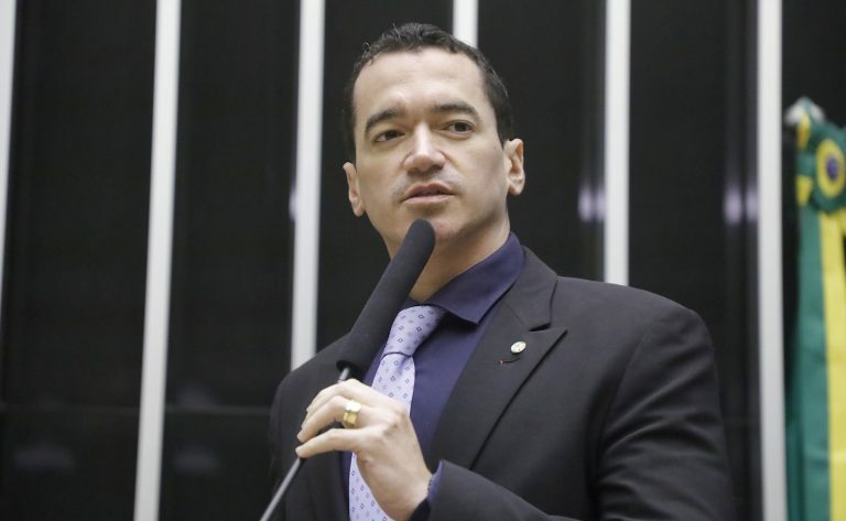 Deputado Alexandre Guimarães fala ao microfone