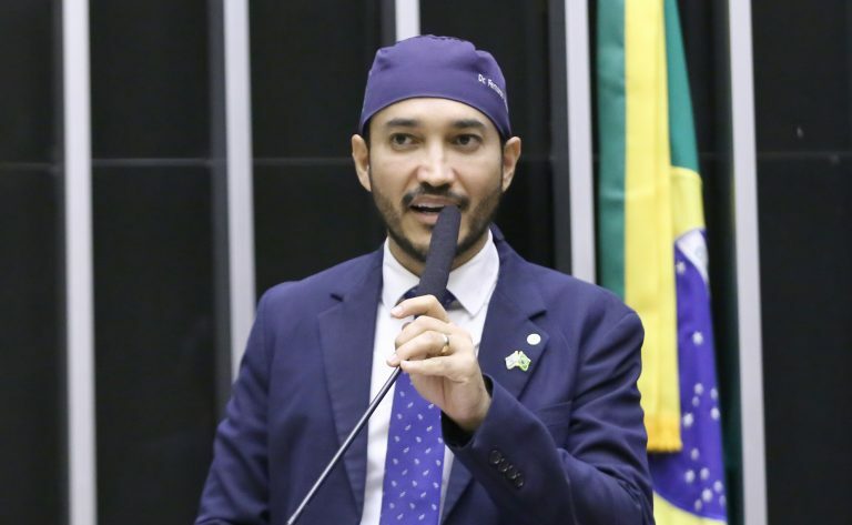 Deputado Dr. Fernando Máximo fala ao microfone