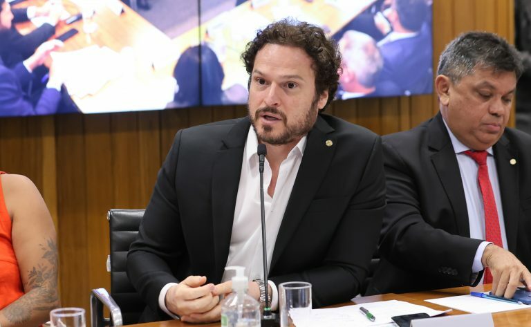 Fred costa em reunião de comissão