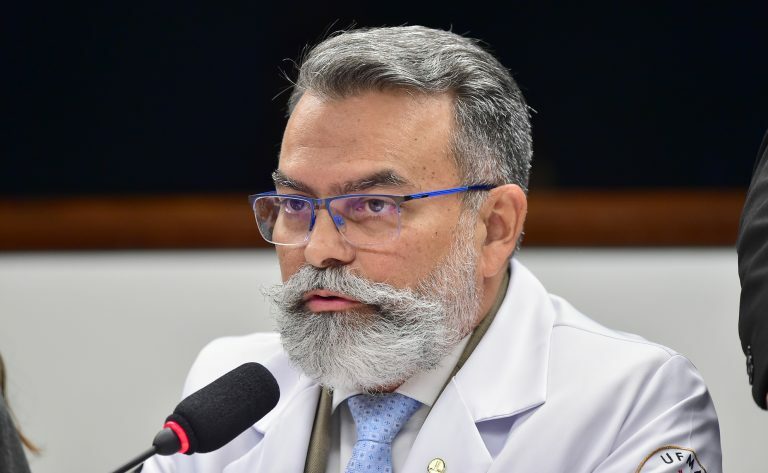 Deputado allan garcês em reunião de comissão