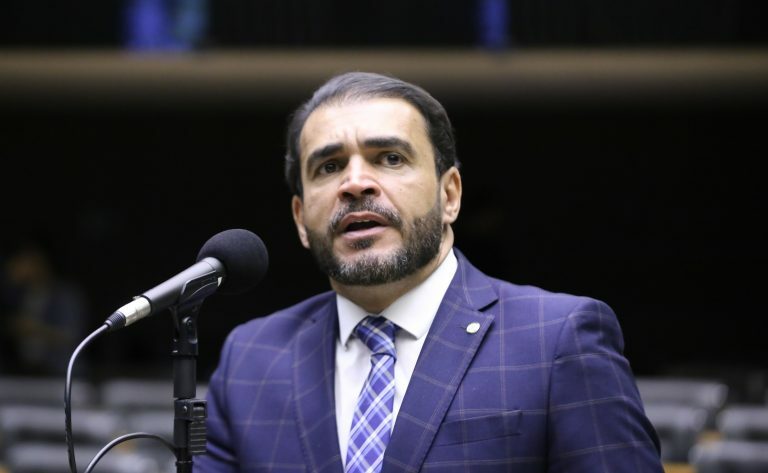 Deputado Delegado Marcelo Freitas fala ao microfone
