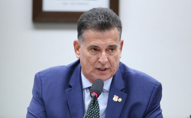 Deputado Coronel Meira fala ao microfone