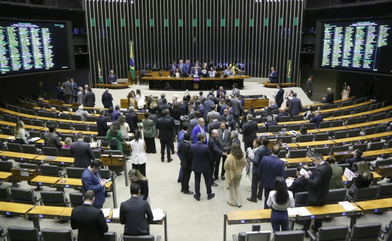 Discussão e Votação de Propostas Legislativas.