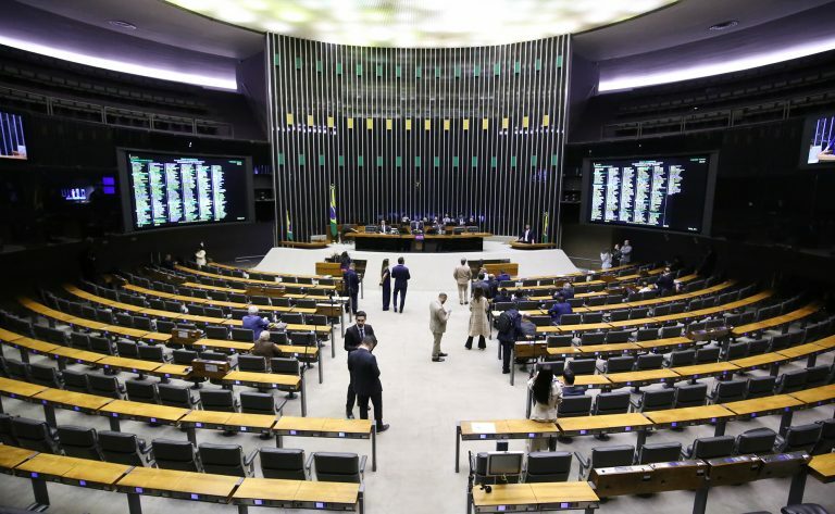 Deputados reunidos no plenário