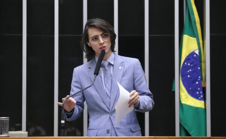 Deputado Amom Mandel fala ao microfone