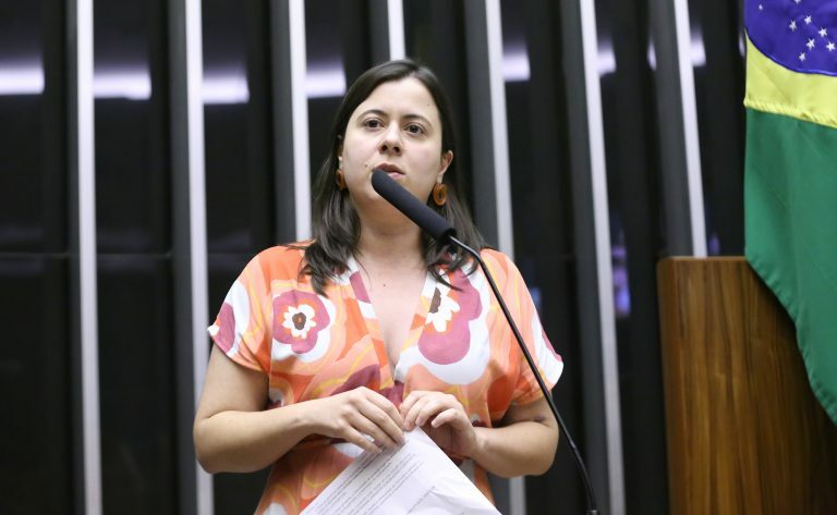 Deputada Sâmia Bomfim fala ao microfone