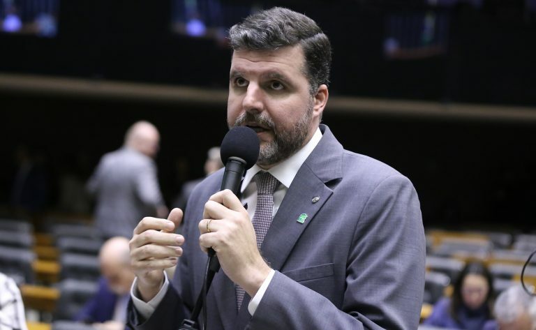 Deputado Pedro Lupion fala ao microfone 