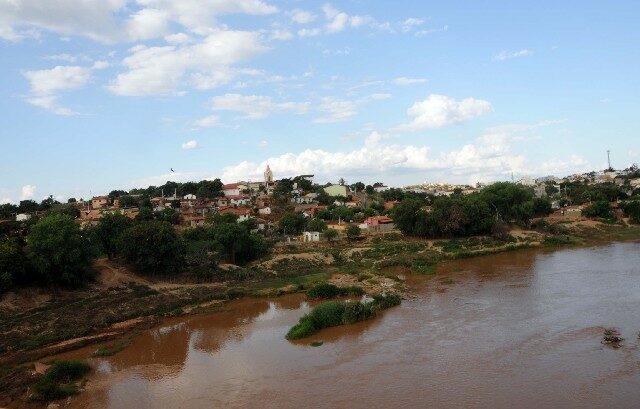 Foto aérea de um rio barrento