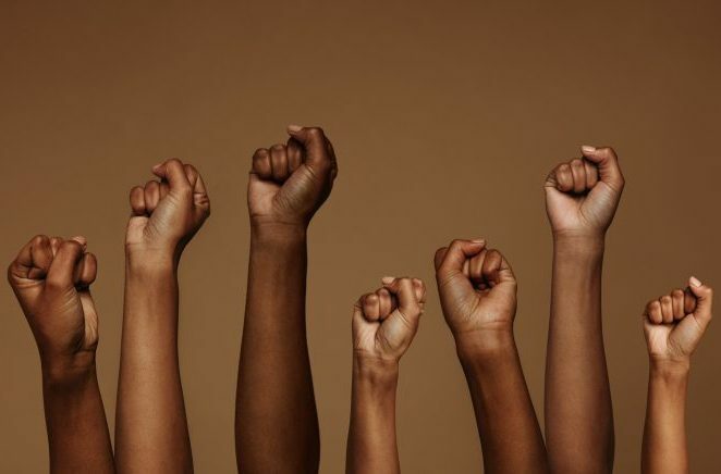 Mãos de pessoas pretas erguidas, igualdade racial