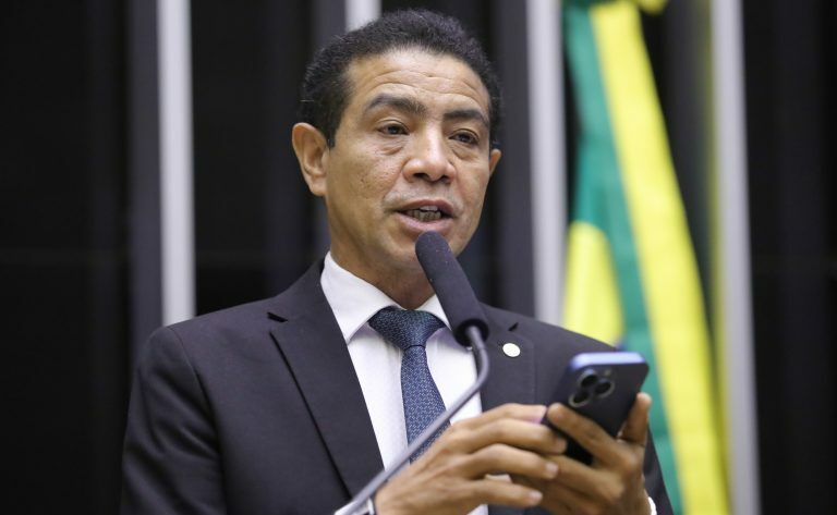 Deputado Pastor Gil fala a microfone