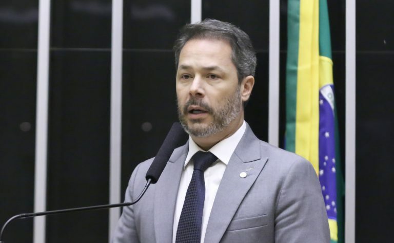 Deputado Saulo Pedroso fala ao microfone
