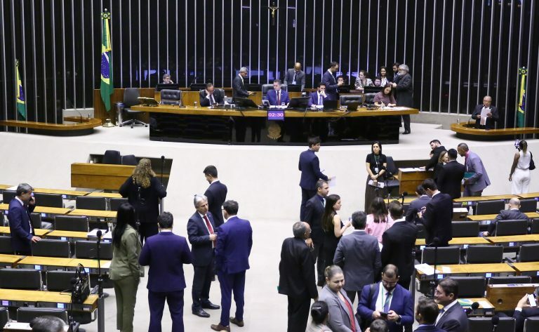 Discussão e votação de propostas.