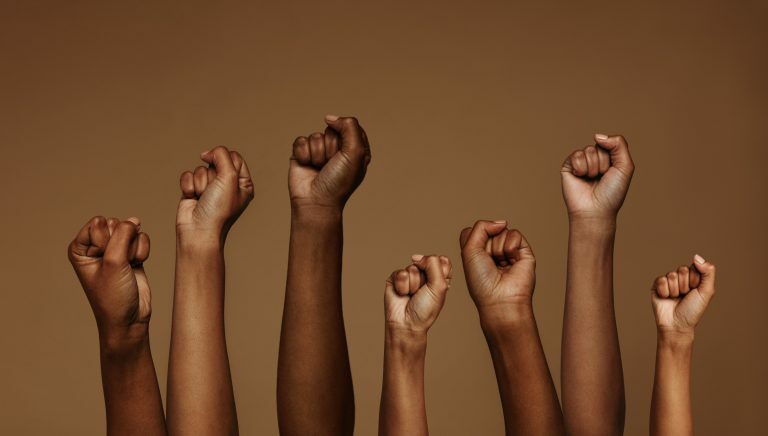 Mãos de pessoas pretas erguidas, igualdade racial