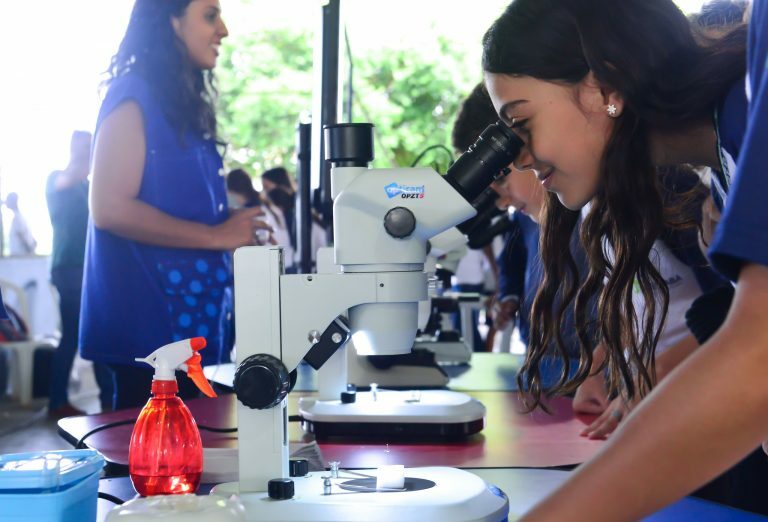 Educação - geral - feira de ciências alunos estudantes pesquisas iniciação científica experimentos biologia microscópio (museu itinerante Ciência Móvel, da Fundação Fiocruz, em Uberaba-MG, 2019)