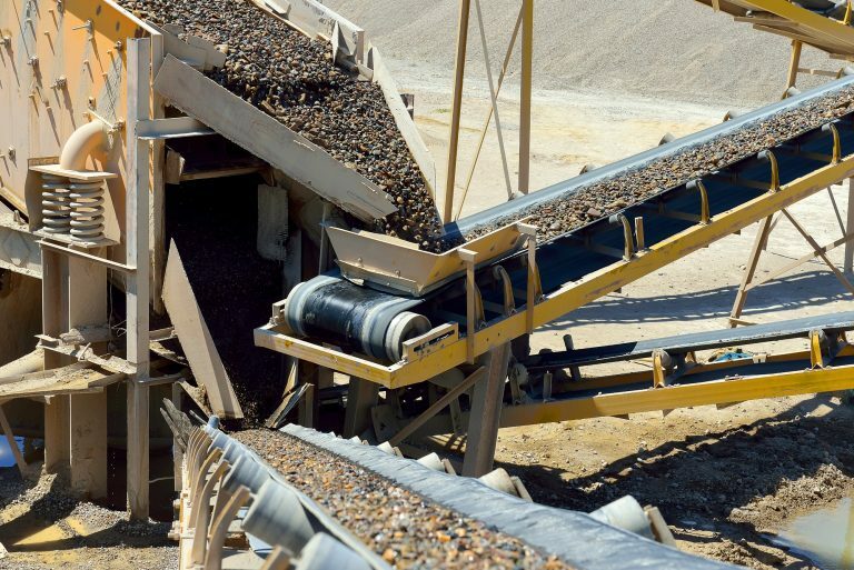Economia - geral - mineração minas mineiros exploração riquezas minerais solo minérios rejeitos poluição