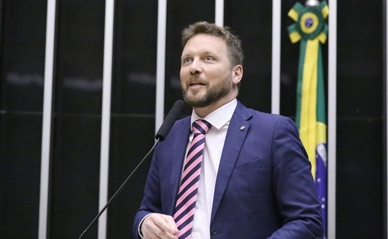 Deputado Mauricio Marcon fala ao microfone
