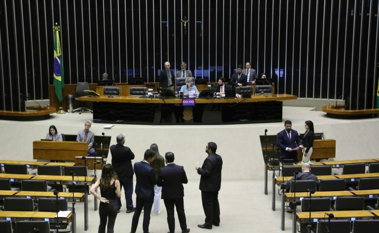 Discussão e votação de propostas legislativas.