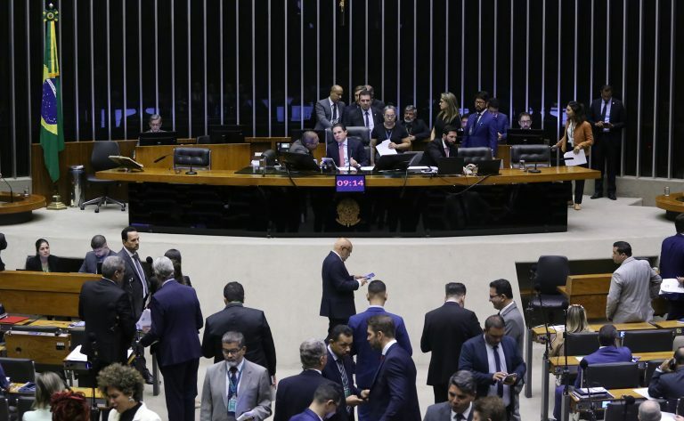 Discussão e votação de propostas legislativas.