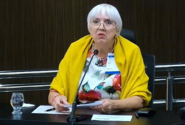 Deputada alemã está sentada falando ao microfone