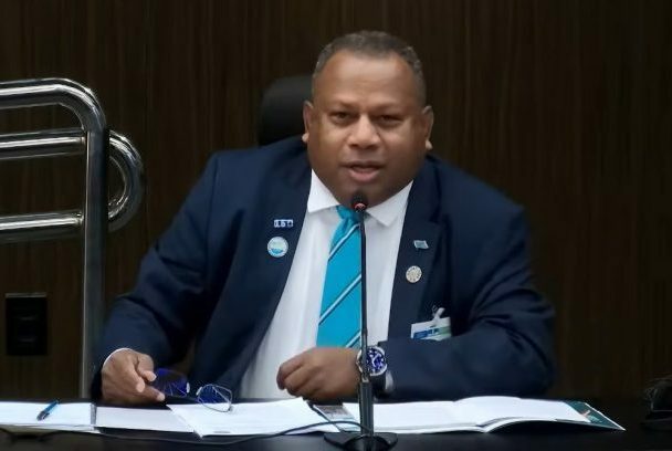 Homem negro fala ao microfone