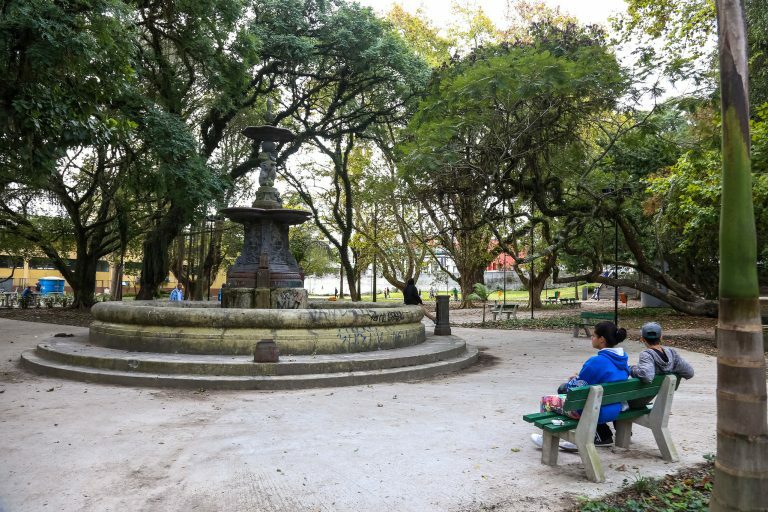 Cidades - geral - arborização municípios imóveis prédios lazer passatempo (praça Cypriano Barcelos, Pelotas-PR)