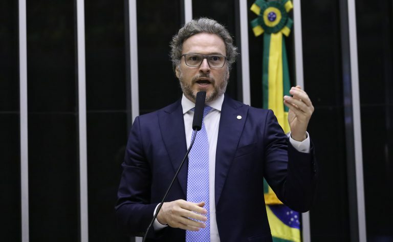 Deputado Fred Linhares fala ao microfone