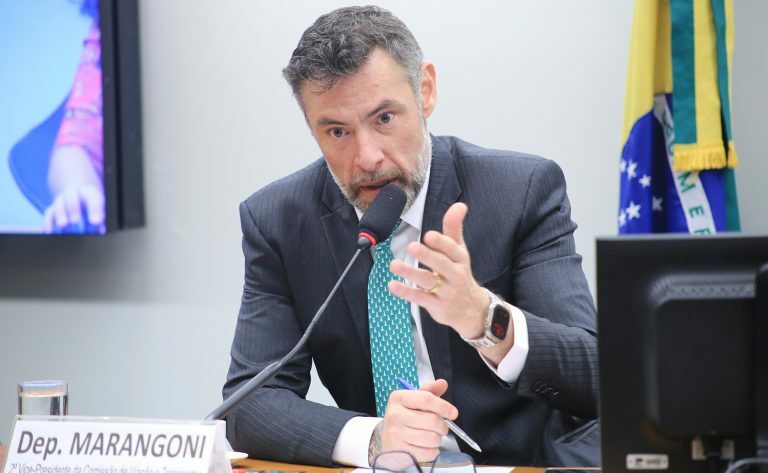 Deputado Marangoni fala ao microfone