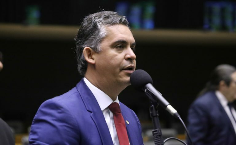 Deputado Gilson Daniel fala ao microfone