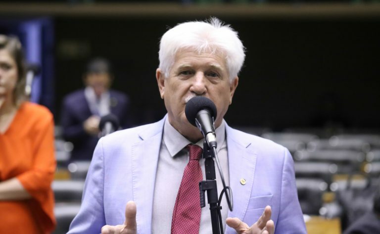 Airton Faleiro discursa no plenário