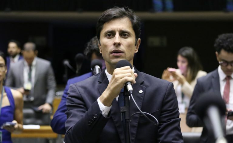 Deputado Duarte Jr. (PSB-MA) fala no Plenário da Câmara dos Deputados
