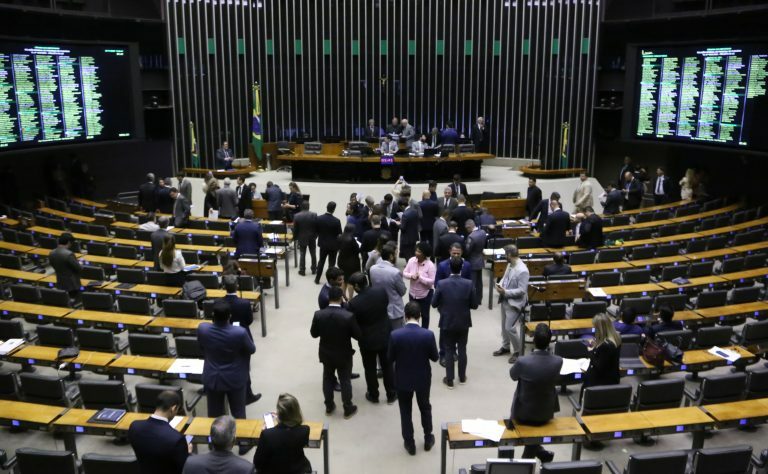 Discussão e votação de propostas legislativas.